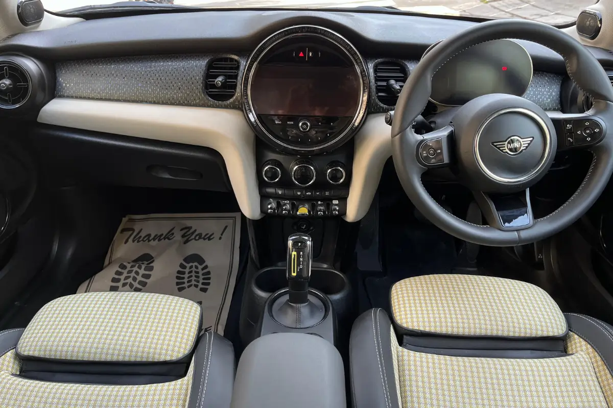 Mini SE Hatch - Inteior View